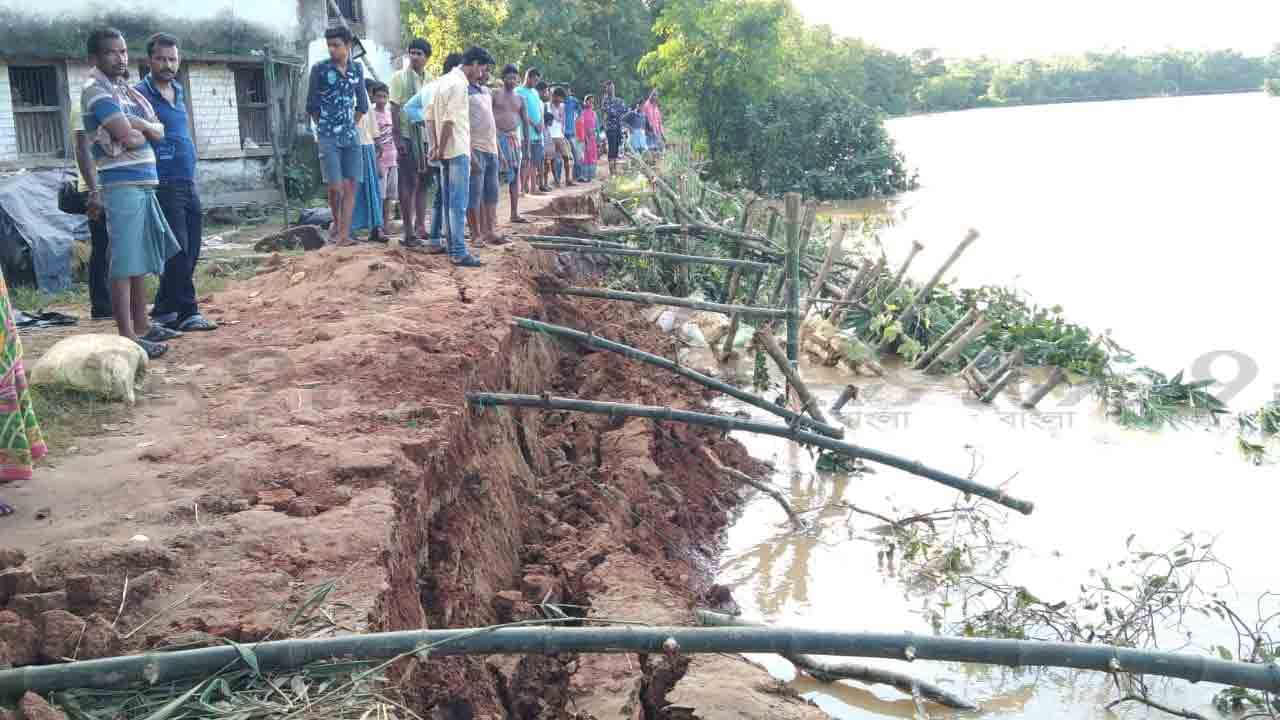 Ghatal Flood Situation: জল কমলেও বিপদ কি টলবে? এবার ঘাটালবাসীর নয়া আতঙ্ক ধস!