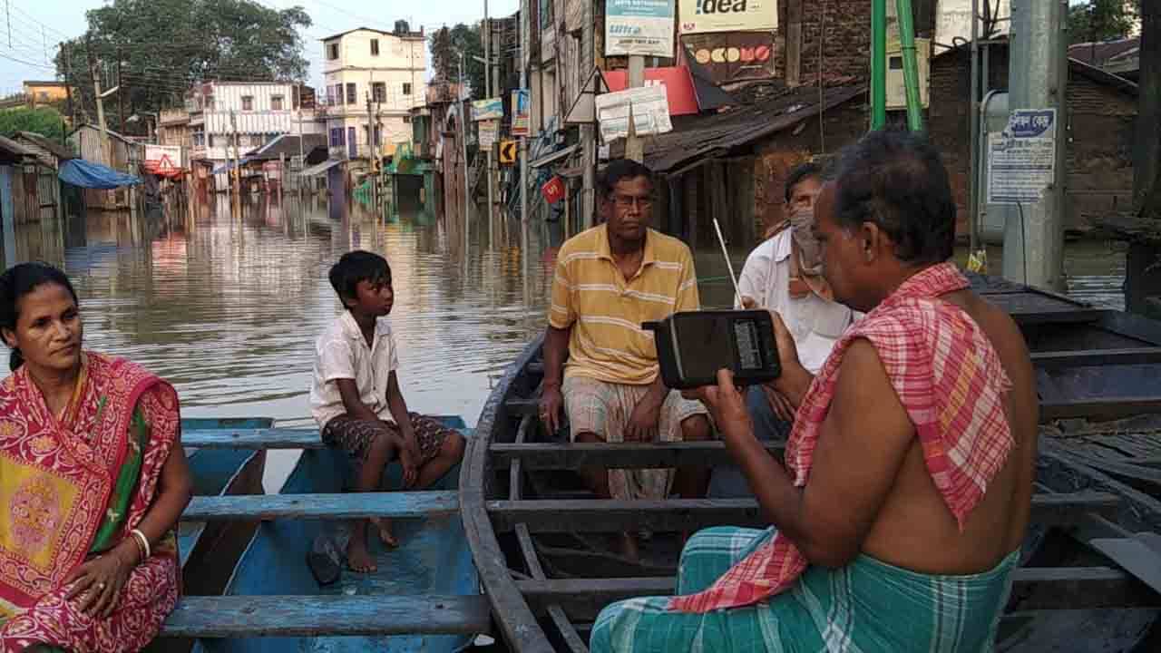 Mahalaya 2021: মেঘ দেখলেই ভয় লাগছে, আবার যদি..., নৌকায় বসেই মহালয়া শুনলেন ঘাটালবাসী