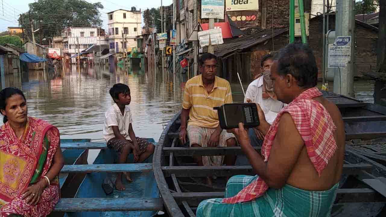 Mahalaya 2021: 'মেঘ দেখলেই ভয় লাগছে, আবার যদি...', নৌকায় বসেই মহালয়া শুনলেন ঘাটালবাসী Mahalaya 2021: 'মেঘ দেখলেই ভয় লাগছে, আবার যদি...', নৌকায় বসেই মহালয়া শুনলেন ঘাটালবাসী