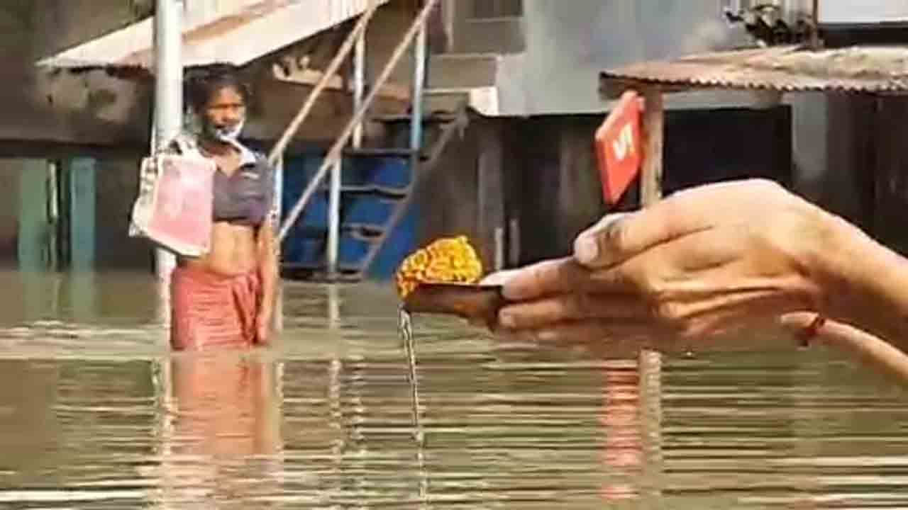 Mahalaya 2021: বন্যার সৌজন্যে এবার দুয়ারে 'গঙ্গা', বাড়ির উঠোনেই তাই পিতৃ তর্পণ