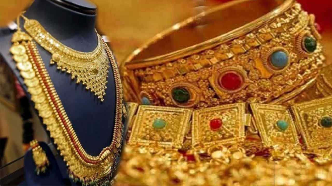 Gold price today: আবারও রেকর্ড স্তর থেকে ১০,০০০ টাকার নীচে নামল সোনালি ধাতু, জানুন রপো নামল কত