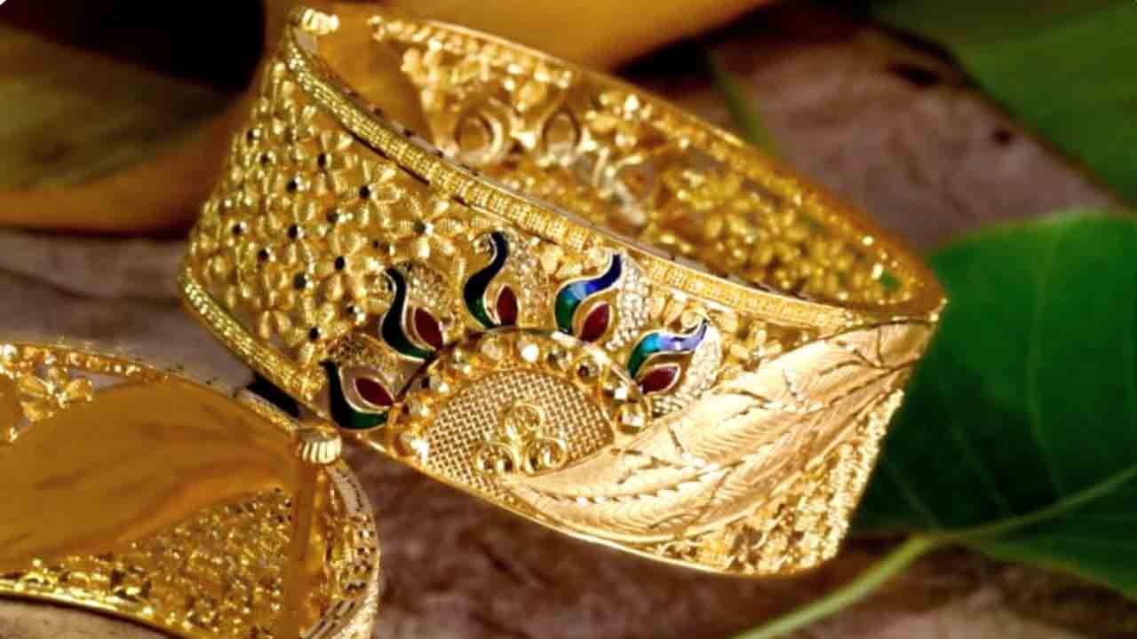 Gold Price today: পুজোর উপহার! সর্বোচ্চ স্তর থেকে ৯৩০৮ কমল টাকা সোনার দাম
