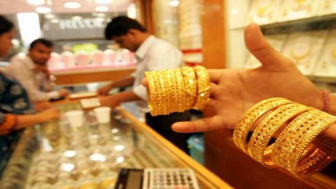 Gold Price Today: উৎসবের খুশি! সর্বোচ্চ স্তর থেকে ৮ হাজার টাকা সস্তা হল সোনালি ধাতু!