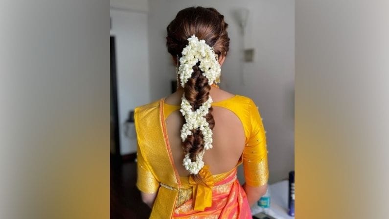 মাছের লেজের মত বিনুনি বানিয়ে তাতে ফুল দিয়ে এভাবে ঠিক করে সাজিয়ে নিন। ফুলের মালাও গেঁথে আছে এরকম দেখতে লাগে।