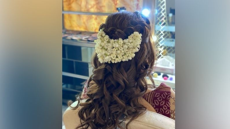 নীচের অংশের চুল কার্ল করুন এবং উপরে এইভাবে একটি হেয়ারস্টাইল করুন। তারপর এতে ফুলের মালাটা ঠিক এভাবে সেট করুন। দুই থেকে তিনটি স্তরে ফুলের মালা লাগান, তাহলে পেয়ে যাবেন এই লুক।