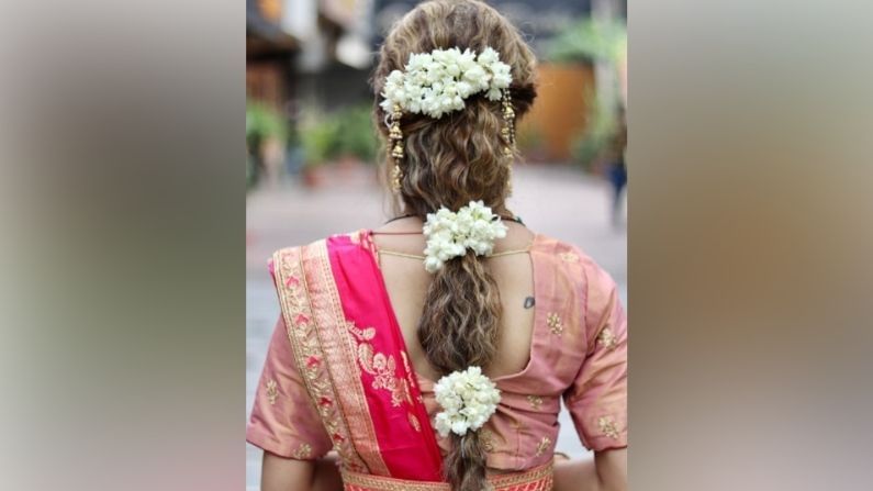 চুলের উপরের অর্ধেকটা রাবারব্যান্ড বা পিন দিয়ে বেঁধে নীচের অর্ধেকটা খোলা রেখে দিন। তারপর এই পদ্ধতিতে রাবার ব্যান্ডের মতো ফুলের মালাটা বেঁধে নিন।