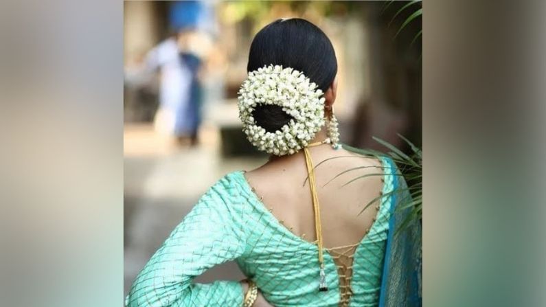 যদি আপনার চুলের ভলিউম কম হয়, তাহলে খোঁপা করলে ভাল দেখায় না। এই সমস্যার সমাধান করতে আপনি খোঁপাটা এইভাবে ফুলের মালা দিয়ে সম্পূর্ণরূপে ঢেকে রাখতে পারেন।