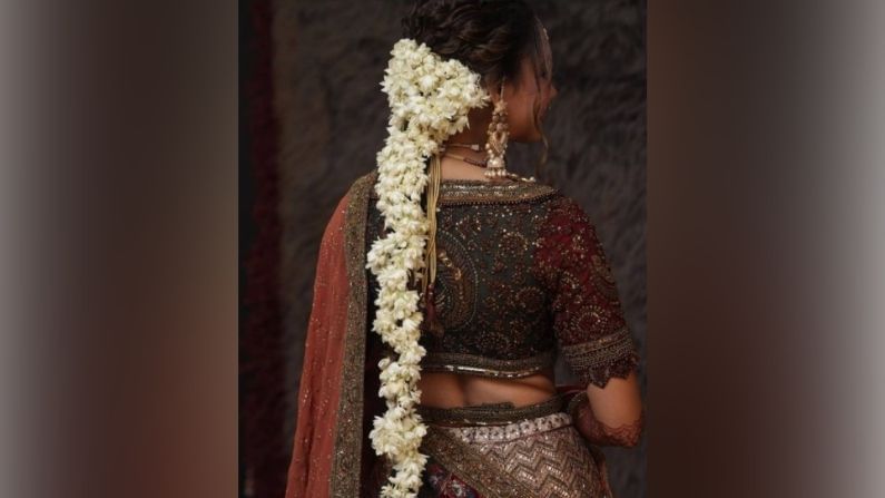 ফুলের মালা লাগানোর এই স্টাইলটি কয়েক মিনিটের মধ্যে আপনার লুককে অনন্য করে তুলবে। আপনি যদি বাড়িতে একটি দীপাবলি পার্টির আয়োজন করে থাকেন, সেখানে যদি আপনি আলাদা লুক তৈরি করতে চান, তবে আপনাকে অবশ্যই এই স্টাইলটি ট্রাই করতে হবে।