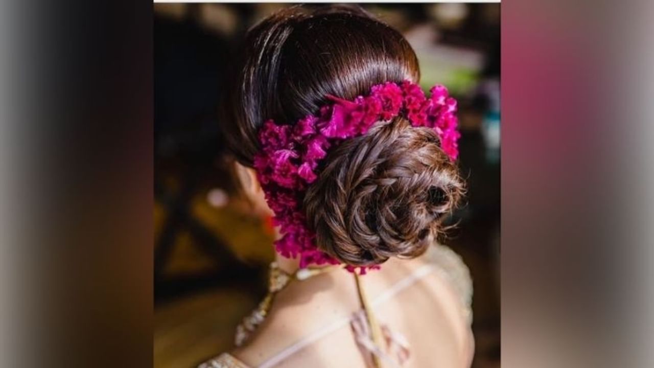 একটি ঢিলেঢালা বিনুনি তৈরি করুন এবং এটি থেকে একটি বান বা খোঁপা তৈরি করুন, তারপরে গোলাপী রঙের ফুল দিয়ে সাজান।