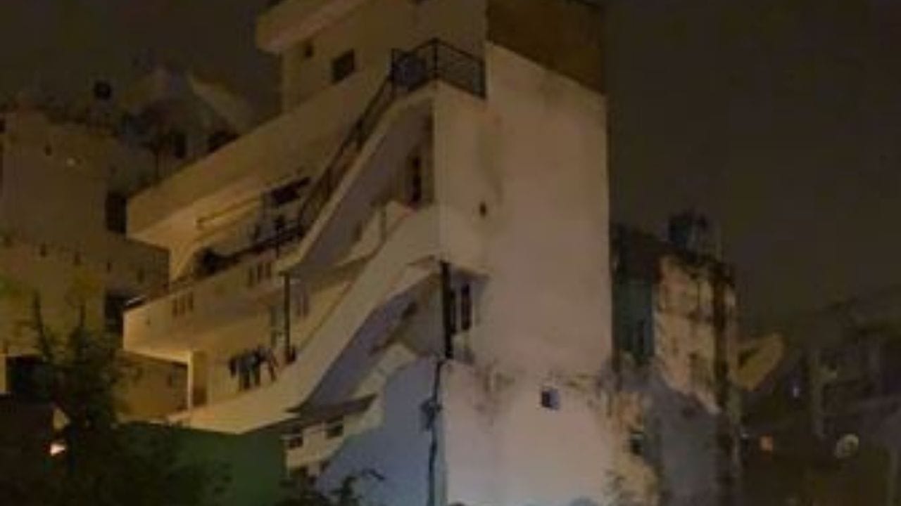 Bengaluru: ৫ দিনে দ্বিতীয়বার! রাত গড়াতেই একদিকে হেলে পড়ল চারতলা ...