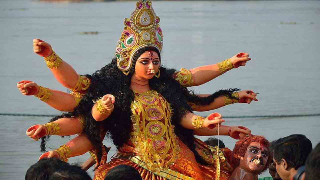 Durga Puja 2021: বিসর্জন চলাকালীই দুর্ঘটনা বাজা কদমতলা ঘাটে! প্রতিমার ট্রলার থেকে হুড়মুড়িয়ে মাটিতে ঠিকাকর্মী