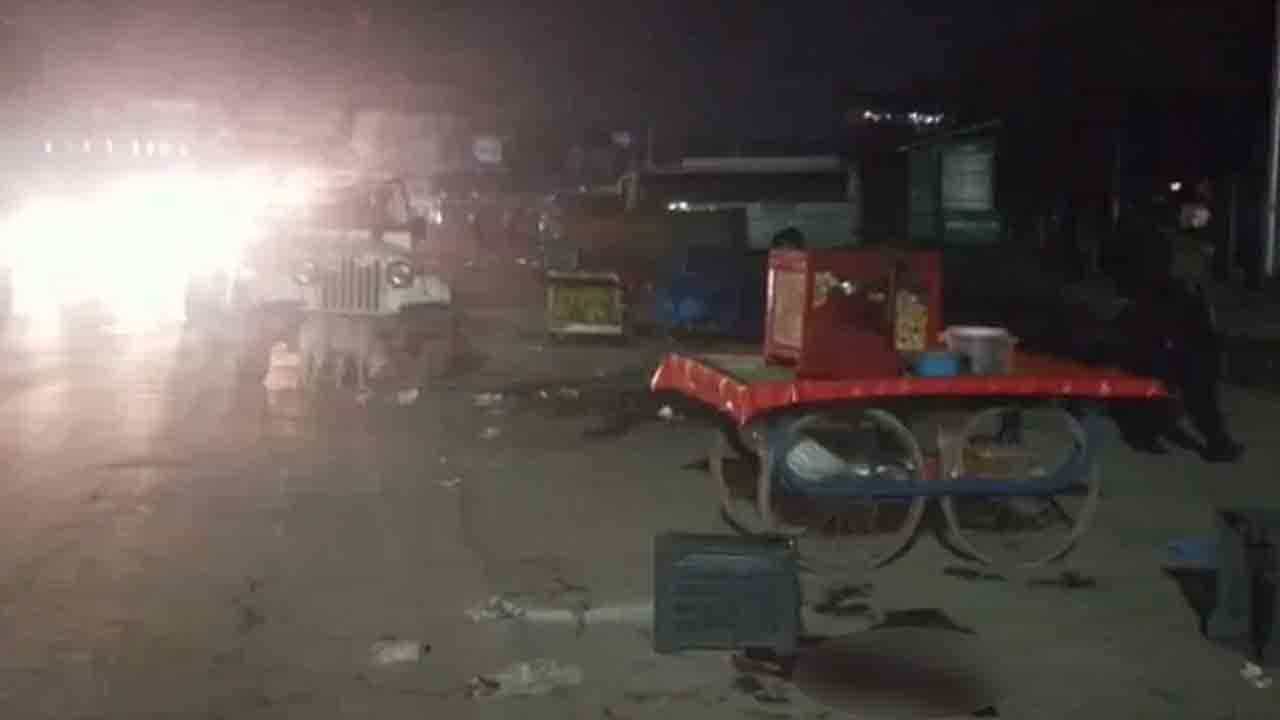 Jammu and Kashmir: ধিক্কার! কাশ্মীরে নিরপরাধ ফুচকাওয়ালা, কাঠমিস্ত্রিকে গুলি করে মারল জঙ্গিরা Jammu and Kashmir: ধিক্কার! কাশ্মীরে নিরপরাধ ফুচকাওয়ালা, কাঠমিস্ত্রিকে গুলি করে মারল জঙ্গিরা