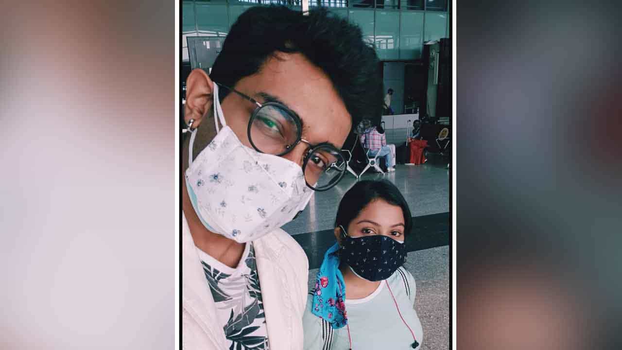 ষষ্ঠীর সকালেই কলকাতা ছাড়লেন জীতু এবং নবনীতা। গ্যাংটক, কার্শিয়াং, দার্জিলিং ঘুরে আগামী ১৭ অক্টোবর কলকাতায় ফিরবেন এই জুটি।