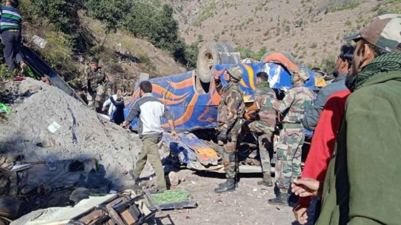 J&K accident: মোড় ঘুরতে গিয়েই বিপত্তি, খাদে পড়ে গেল যাত্রীবাহী বাস! মৃত কমপক্ষে ৮