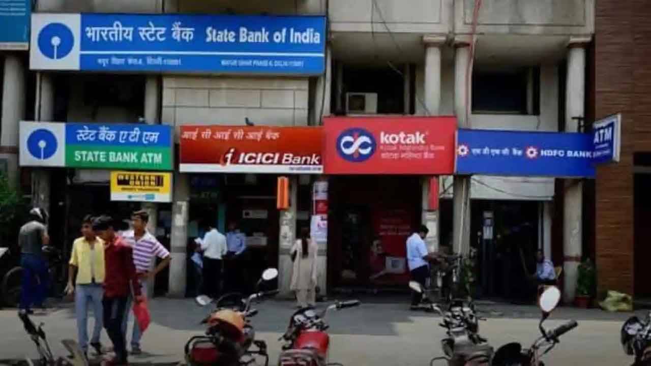 West Bengal Job: ব্যাঙ্কে ৪১৩৫ শূন্যপদে কর্মী নিয়োগ করছে IBPS, জানুন কীভাবে করবেন আবেদন