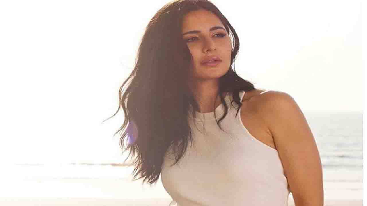 Katrina Kaif: সাদা গাউনে ক্যাটরিনার প্রচার, তাতে নজরকাড়া মন্তব্য অনুষ্কা-রণবীরের