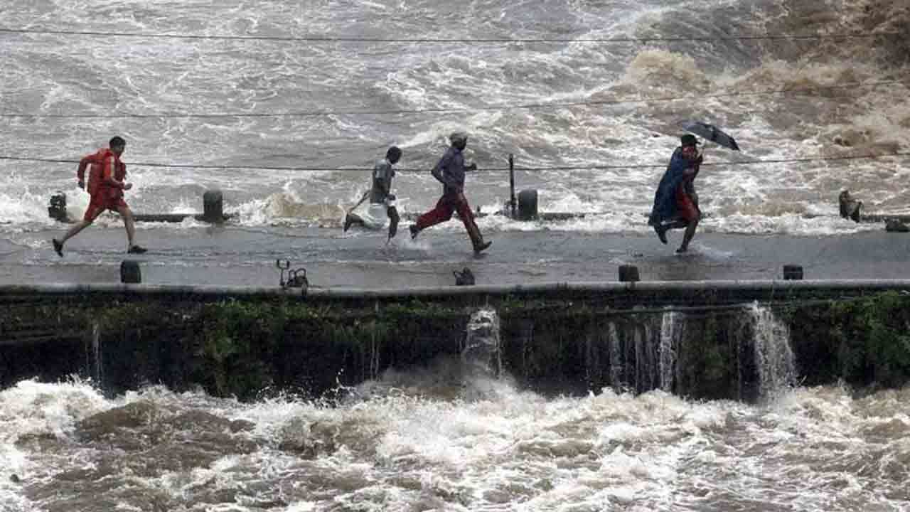 Kerala Rain: প্লাবনে প্রাণ কাড়া শুরু কেরলে! পাঁচজনের মৃত্যু, নিখোঁজের তালিকাও দীর্ঘ হচ্ছে