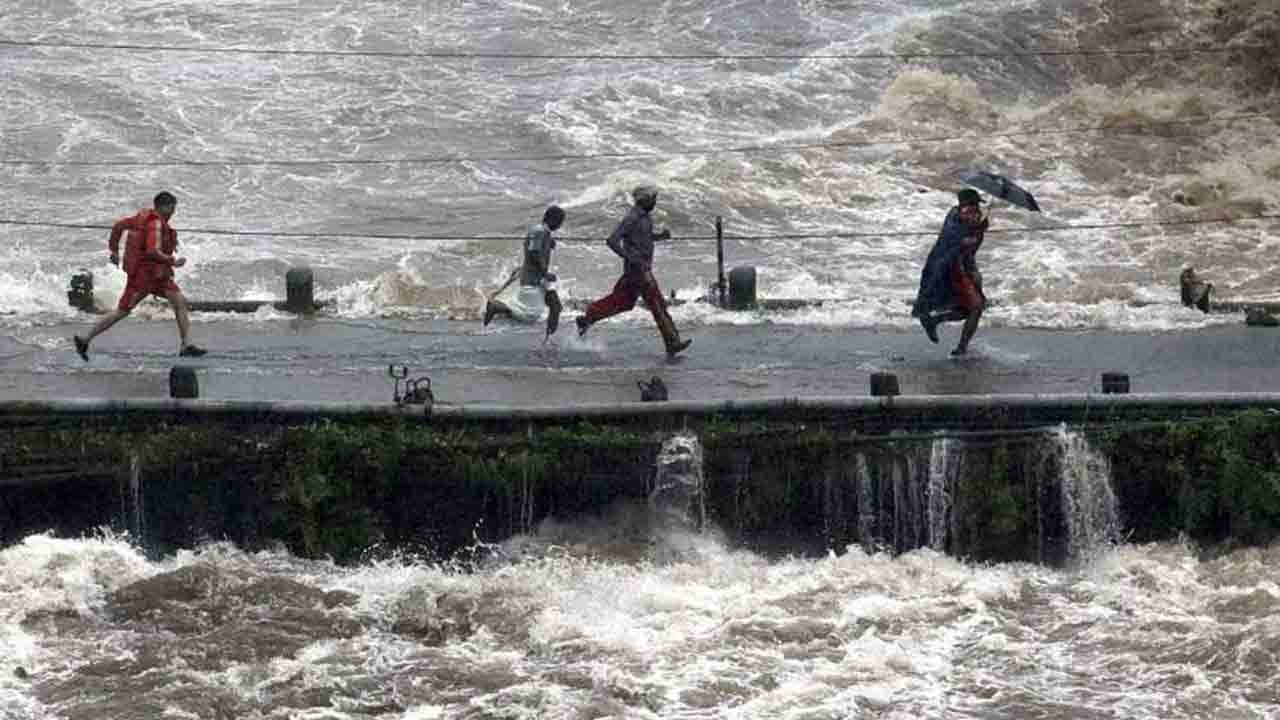 Kerala Rain: প্লাবনে প্রাণ কাড়া শুরু কেরলে! পাঁচজনের মৃত্যু, নিখোঁজের তালিকাও দীর্ঘ হচ্ছে Kerala Rain: প্লাবনে প্রাণ কাড়া শুরু কেরলে! পাঁচজনের মৃত্যু, নিখোঁজের তালিকাও দীর্ঘ হচ্ছে