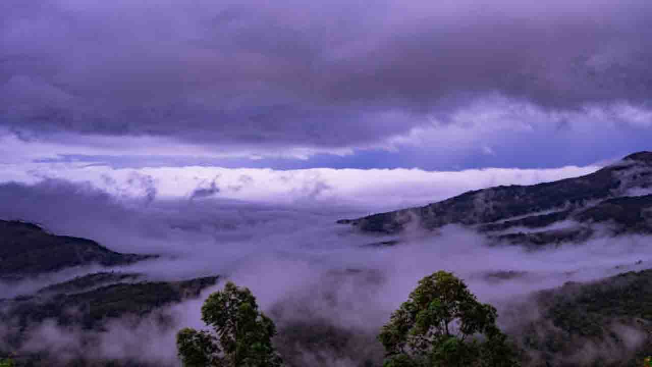 Travel: মেঘ ধরার স্বপ্ন পূরণ করতে চান? ঘুরে আসুন ভারতের এই জায়গাগুলি থেকে Travel: মেঘ ধরার স্বপ্ন পূরণ করতে চান? ঘুরে আসুন ভারতের এই জায়গাগুলি থেকে