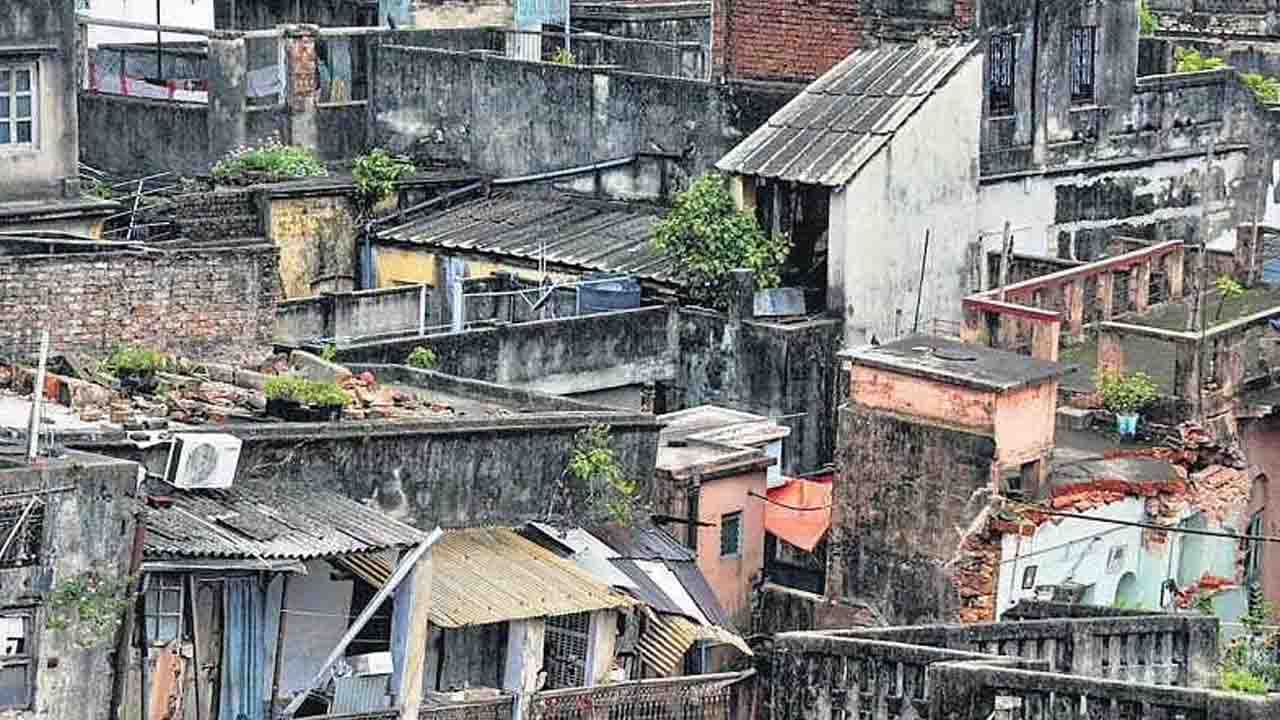 Kolkata: সপ্তমীর সকালেই ভয়াবহ দুর্ঘটনা, কলকাতায় বাড়ি ভেঙে মৃত এক