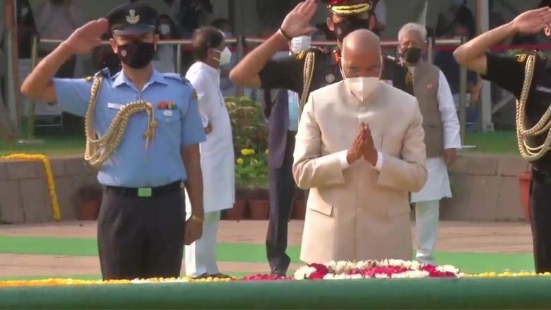 গান্ধীজয়ন্তীতে রাজঘাটে গিয়ে শ্রদ্ধার্ঘ অর্পণ করেন রাষ্ট্রপতি রামনাথ কোবিন্দ। সেখানে তিনি গান্ধীজির সমাধিতে মাল্য়দান করেন। উপস্থিত ছিলেন উপ-রাষ্ট্রপতি বেঙ্কাইয়া নাইডুও। তিনিও শ্রদ্ধা জানান। ছবি: ANI