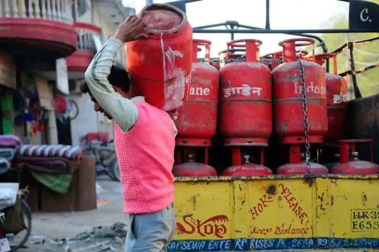 LPG Cylinder Price Hike: আরও মহার্ঘ রান্নার গ্যাস, এক ধাক্কায় ১০৩ টাকা বাড়ল ভর্তুকিহীন সিলিন্ডারের দাম
