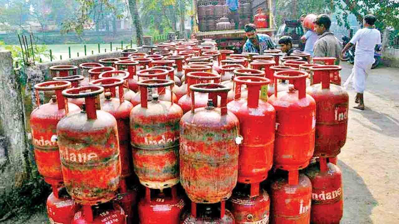 LPG price hiked: মহালয়াতেই আরও মহার্ঘ হল গ্যাস, ফের বাড়ল দাম LPG price hiked: মহালয়াতেই আরও মহার্ঘ হল গ্যাস, ফের বাড়ল দাম