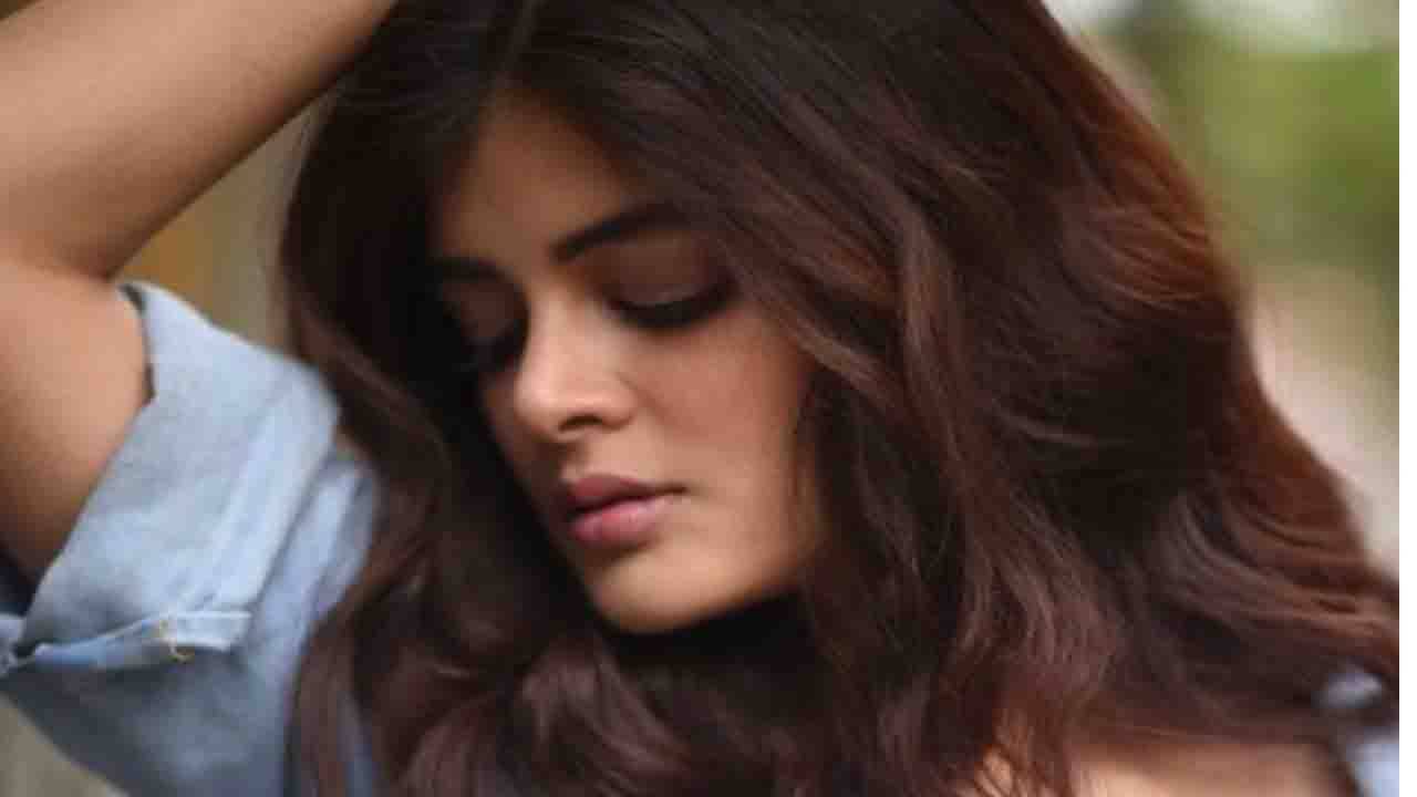 Madhumita Sarcar: ধন্তেরসের আগে সোনালি সাজে মধুমিতা, প্রিয় গানের সঙ্গে তৈরি করলেন ভিডিয়ো