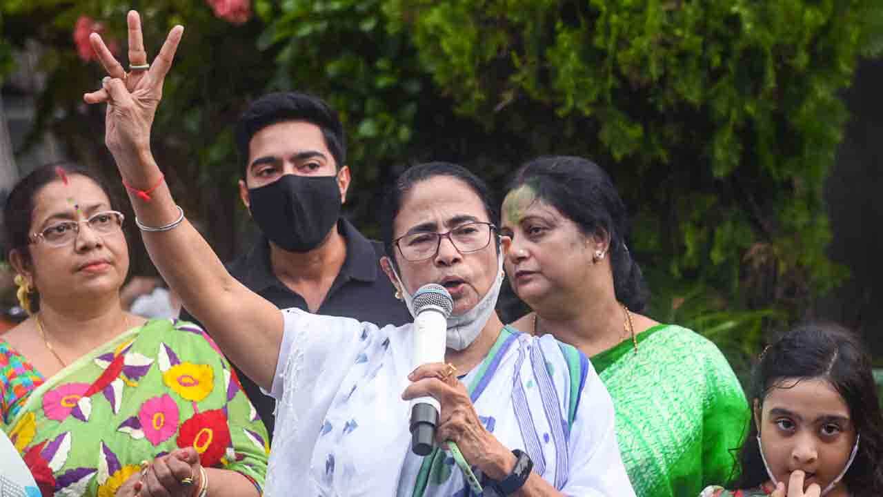 Mamata Banerjee: 'দেশ বাঁচানোর লড়াইয়ে' পথপ্রদর্শক বাংলাই, তৃণমূল মুখপত্রের উৎসব সংখ্যাতেও 'কোণ ঠাসা' কংগ্রেস Mamata Banerjee: 'দেশ বাঁচানোর লড়াইয়ে' পথপ্রদর্শক বাংলাই, তৃণমূল মুখপত্রের উৎসব সংখ্যাতেও 'কোণ ঠাসা' কংগ্রেস
