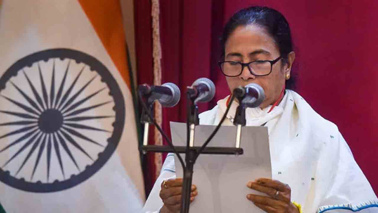 Mamata Banerjee Oath Taking: হঠাৎই বদলে গেল মমতার শপথের সময়! লক্ষ্মীবারের বেলা ২টো কতটা শুভ, কী বলছেন জ্যোতিষীরা