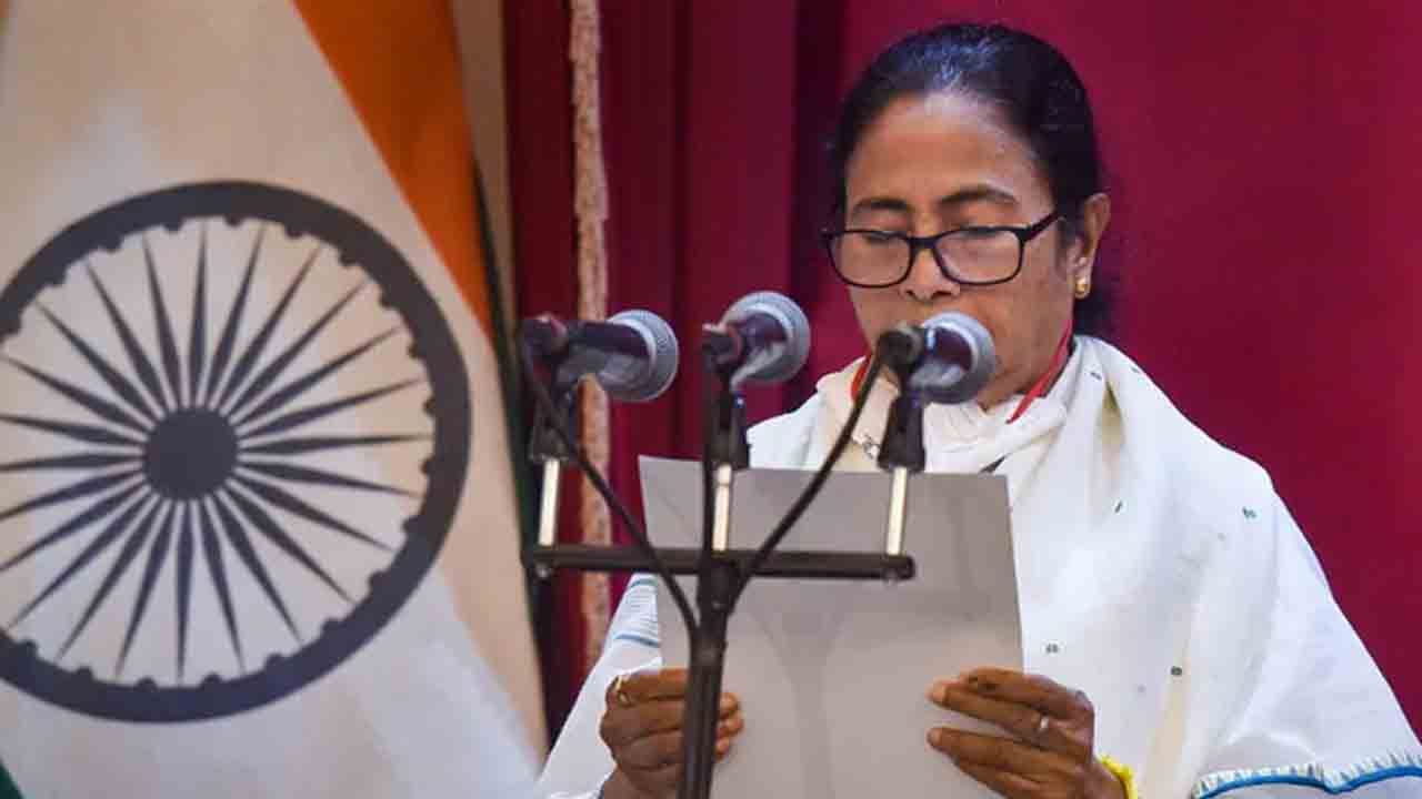 Mamata Banerjee: এবার মমতার শপথপাঠ নিয়ে তৈরি হল জটিলতা, রাজভবন থেকে আসছে না সবুজ সঙ্কেত