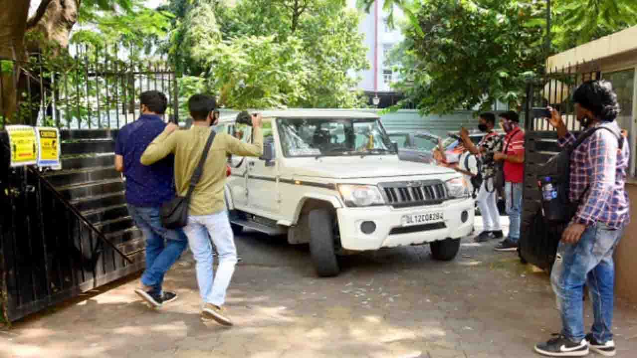 NCB at Mannat: শাহরুখের 'মন্নত'-এ আচমকা হানা এনসিবি-র