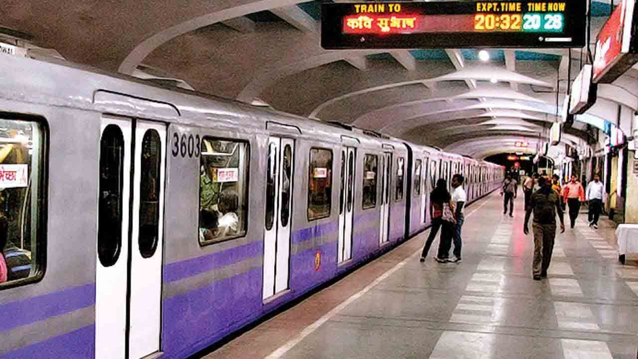 Kolkata Metro: করোনার বাড়বাড়ন্ত, সোম থেকে ফের বন্ধ মেট্রোর টোকেন পরিষেবা