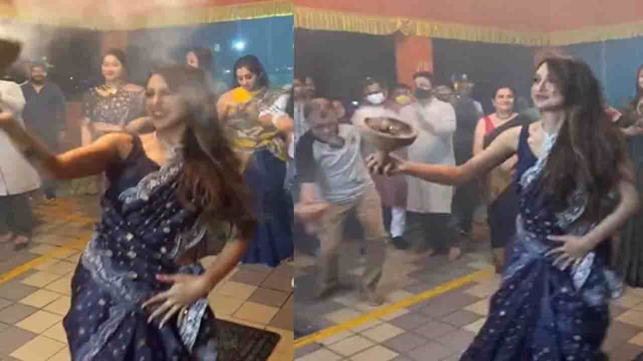 Durga Puja 2021: মায়ের সঙ্গে ধুনুচি নাচে মাতলেন মিমি, নবমীর সেরা উপহার বলছেন অনেকে Durga Puja 2021: মায়ের সঙ্গে ধুনুচি নাচে মাতলেন মিমি, নবমীর সেরা উপহার বলছেন অনেকে