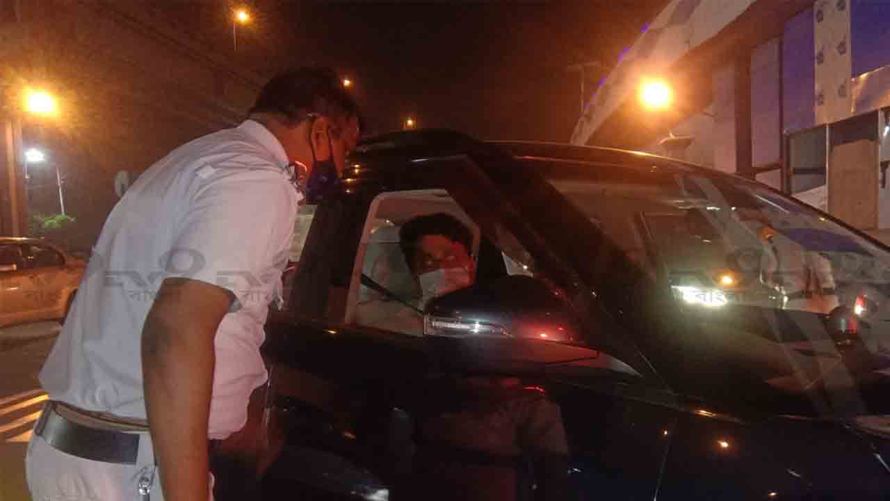 Kolkata Night Curfew: 'কার্ফুর রাতেও গাড়ি নিয়ে বাইরে কেন?', রাত্রিকালীন বিধি নিষেধ নিয়ে কড়াকড়ি কলকাতা পুলিশের