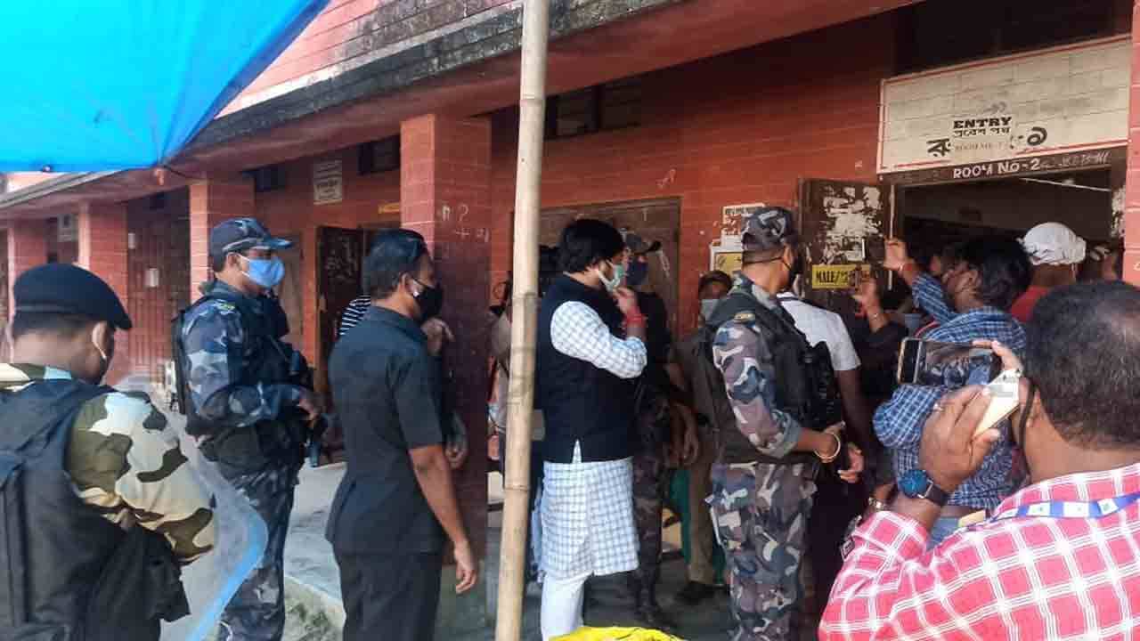 Dinhata By Election 2021: সশস্ত্র নিরাপত্তারক্ষী নিয়ে ভোটের লাইনে নিশীথ প্রামাণিক, কেন্দ্রীয় মন্ত্রীর বিরুদ্ধে কমিশনে অভিযোগ তৃণমূলের