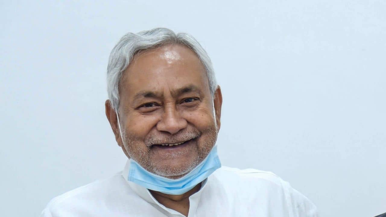 Nitish Kumar-Lalu Prasad: চাইলে আমায় গুলি করুক... লালুর চ্যালেঞ্জকে হেসেই উড়িয়ে দিলেন নীতীশ