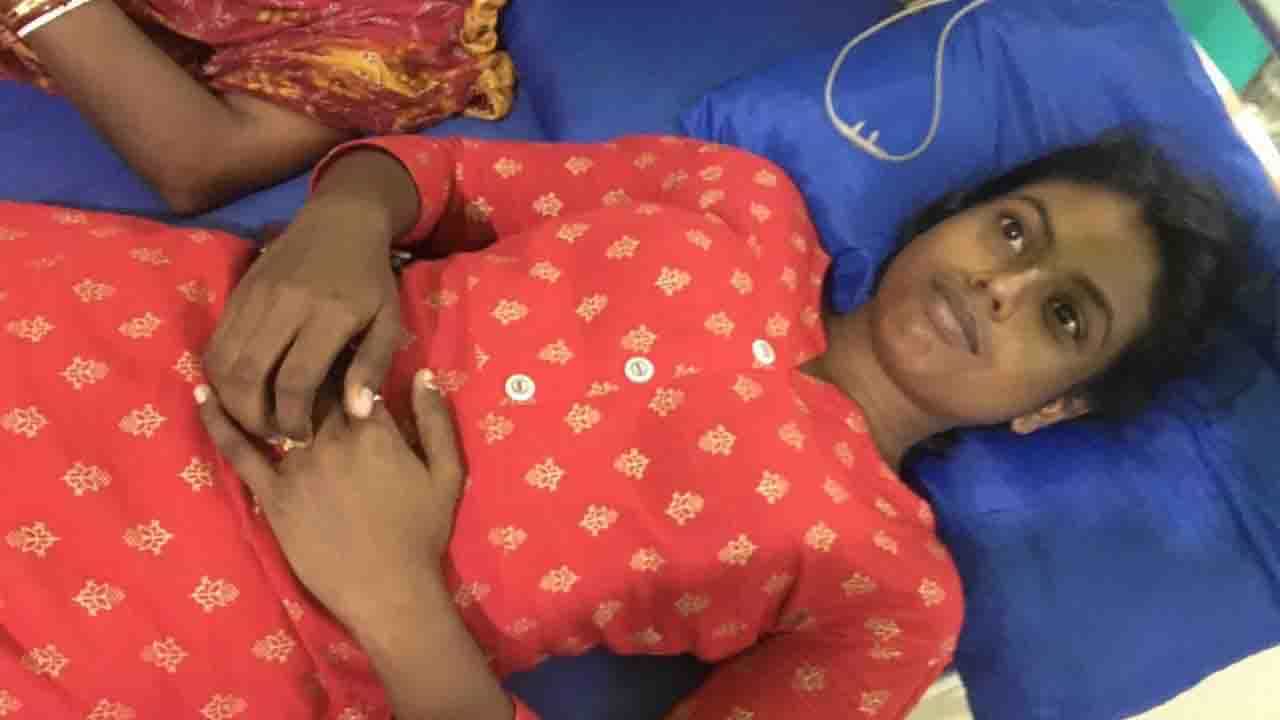 COVID Vaccination: টিকা নেওয়ার পরেই আচমকা মাথা ঘুরে পড়ে গেলেন তরুণী! COVID Vaccination: টিকা নেওয়ার পরেই আচমকা মাথা ঘুরে পড়ে গেলেন তরুণী!