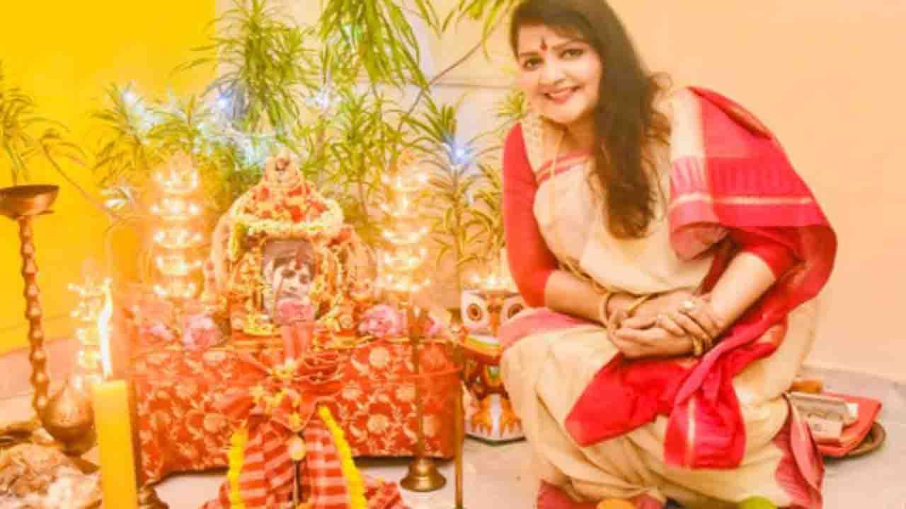 Lakshmi Puja-Pallavi Chatterjee: পল্লবীর লক্ষ্মীপুজো, মা লক্ষ্মীর সঙ্গে প্রতিবার পূজিত হন মা রত্নাও
