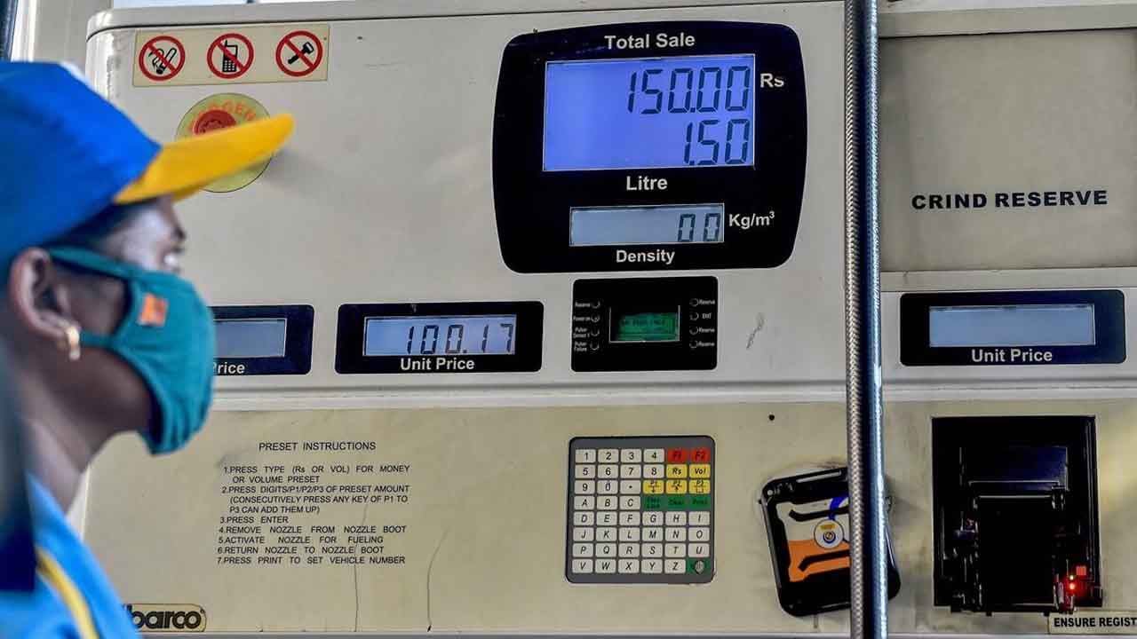 Petrol & Diesel Price Today: লাগাতার তৃতীয় দিনও উর্ধ্বমুখী তরল সোনা, জানুন আপনার শহরে আজ পেট্রল-ডিজেলের কত দাম?