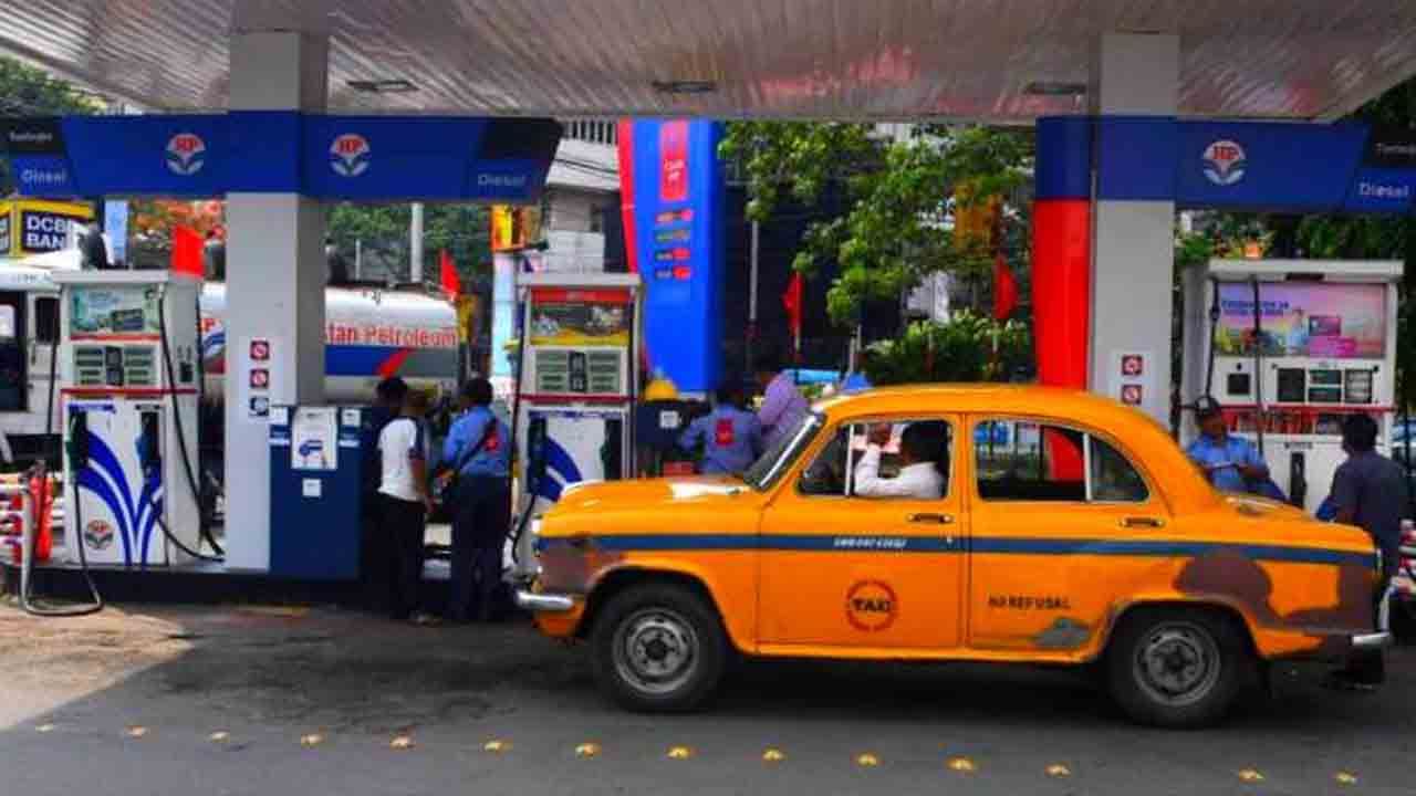 Petrol Price Today: আজ আবারও বাড়ল পেট্রোলের দাম, রাজ্য-কেন্দ্রের কর চোকাতে মধ্যবিত্তের পকেটে টান