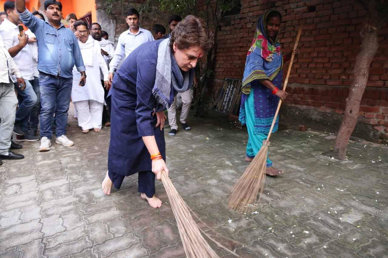 Priyanka Gandhi: আবারও ঝাঁটা হাতে প্রিয়াঙ্কা! নির্বাচনের আগে কী ঘরের মেয়ে হওয়ার বার্তা?