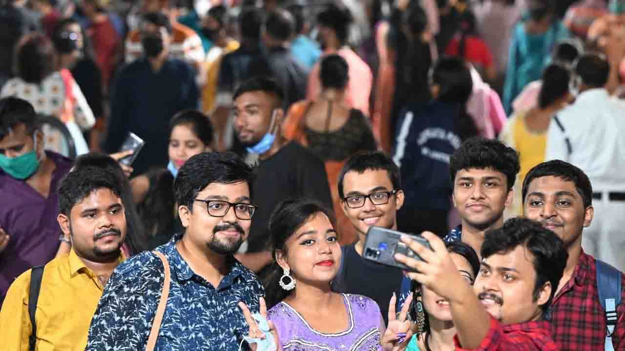 রাতে ঘুম ভেঙেছে রাস্তা দিয়ে যাওয়া অ্যাম্বুল্যান্সের সাইরেনের আওয়াজে। সংবাদমাধ্যম জুড়ে সারি সারি মৃতদেহের ছবি। প্রাণবায়ুর অভাবে হাসপাতালের বেডে পড়ে থেকেছে নীল হয়ে যাওয়া দেহ। শুধু সংবাদমাধ্যমে কেন, কখনও কোনও আত্মীয় ফোন করে জানতে চাইছেন অক্সিজেন কোথায় পাবো? কোনও বন্ধু ফেসবুক স্টেটাসে লিখছে কোনও বেড ফাঁকা আছে? কোন তথ্যচিত্র নয়, এ আপনার-আমার অভিজ্ঞতার গল্প। তাও আবার খুব বেশি দিন আগে নয়। মহামারির নিয়মে তার পোশাকি নাম ছিল সেকেন্ড ওয়েভ।