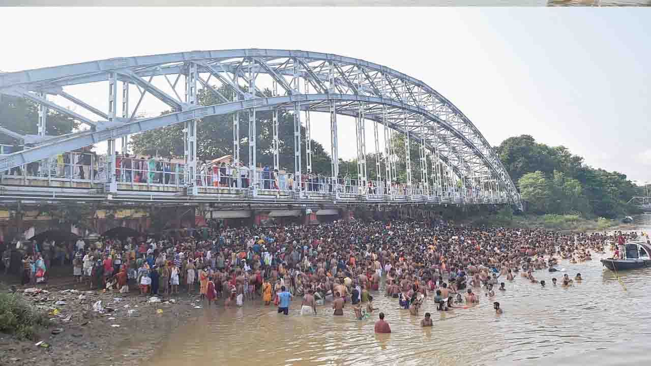 পরে ভিড় বেড়ে যাবে তাই, মহালয়ার পরের দিন থেকেই রাস্তায় বেরিয়ে পড়লেন মানুষজন। মাস্ক পরে, সামাজিক দূরত্ব মেনে মণ্ডপে প্রবেশ যেন কল্পকথা। কোলে শিশুদের নিয়ে ভিড় ঠেলে এগিয়ে গেল জনতা। কারও যুক্তি মাস্ক পরে হাঁটা যাচ্ছে না, কষ্ট হচ্ছে। সংক্রমিত হওয়ার ফুসফুসের শ্বাসকষ্টের থেকেও কি বেশি? কোভিড যখন ঘাড়ের উপর নিঃশ্বাস ফেলবে, তখন এ সব যুক্তি খাটবে তো? সেলফির হাসিটা অবশ্য একেবারে পারফেক্ট হওয়া জরুরি। শুধু একটাই কথা  সবাই ভুলে যাচ্ছেন, বিশ্বজোড়া অতিমারির লড়াইয়ে শেষ হাসিটা আপনিই হাসবেন তো?