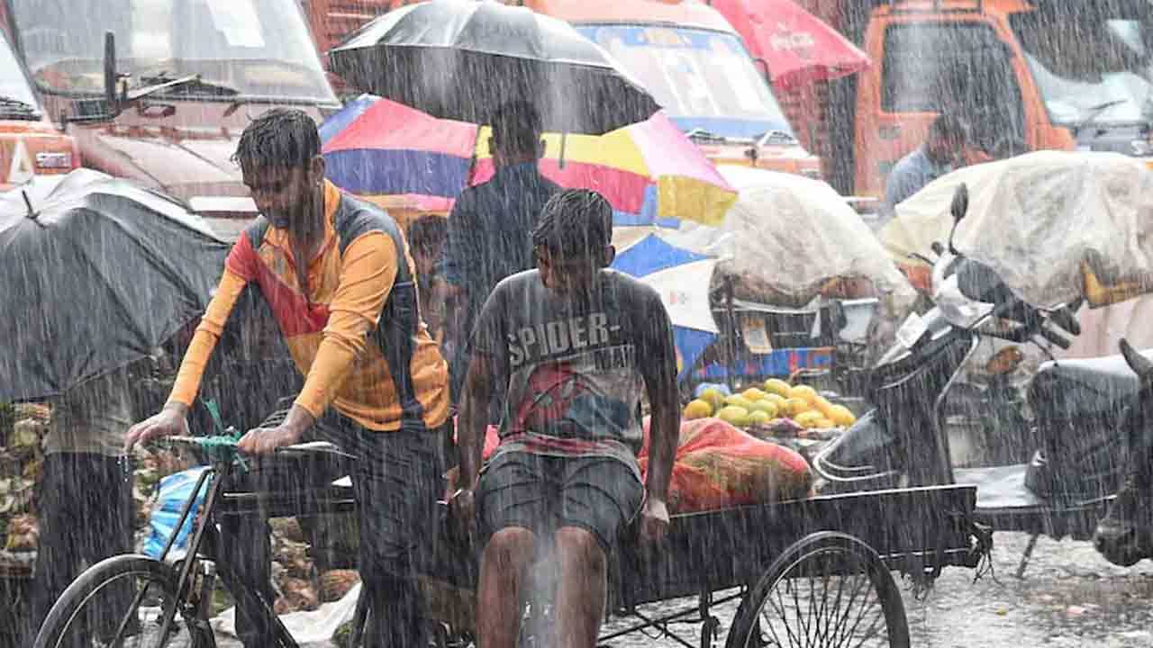 Weather Update: এ ফাঁড়া কাটার নয়! বাংলার উপর আরও এক নিম্নচাপ, ভাসবে একাধিক জেলা Weather Update: এ ফাঁড়া কাটার নয়! বাংলার উপর আরও এক নিম্নচাপ, ভাসবে একাধিক জেলা