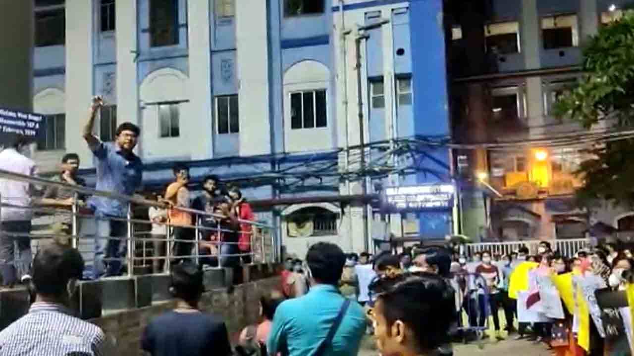 R G Kar Hospital: কেন অনশন-আন্দোলন, এবার রোগীর আত্মীয়দের বোঝালেন হবু ডাক্তাররা