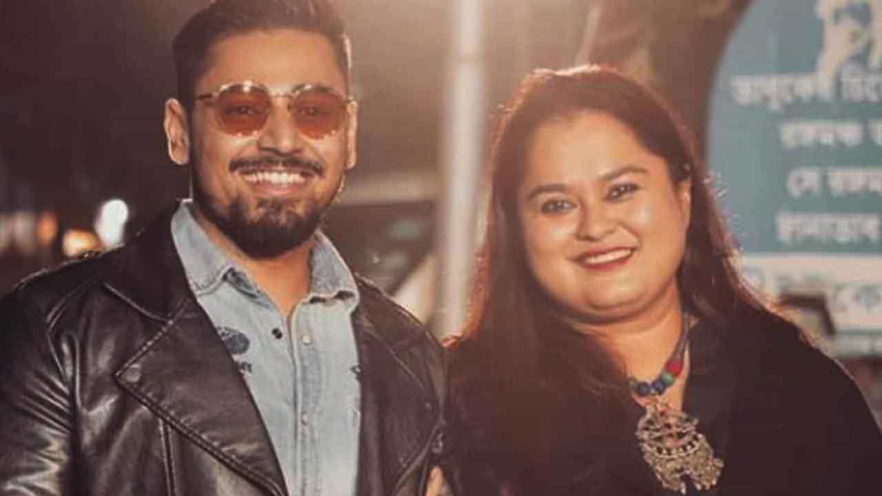 পুজোর কয়েকটা দিন কলকাতা নয়। বরং বাইরে কোথাও বেড়াতে যেতে পছন্দ করেন অনেকে। চলতি পুজোটা কলকাতার বাইরে কাটালেন সোহিনী সেনগুপ্ত এবং সপ্তর্ষি মৌলিক।
