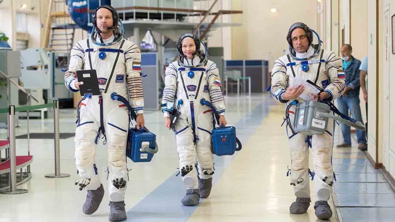 Movie in Space: মহাকাশে সিনেমার শুটিং! পাড়ি দিলেন পরিচালক-অভিনেত্রী