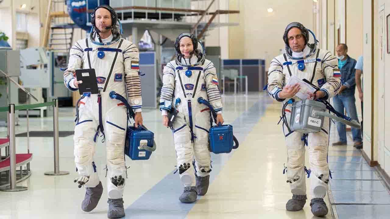 Movie in Space: মহাকাশে সিনেমার শুটিং! পাড়ি দিলেন পরিচালক-অভিনেত্রী Movie in Space: মহাকাশে সিনেমার শুটিং! পাড়ি দিলেন পরিচালক-অভিনেত্রী