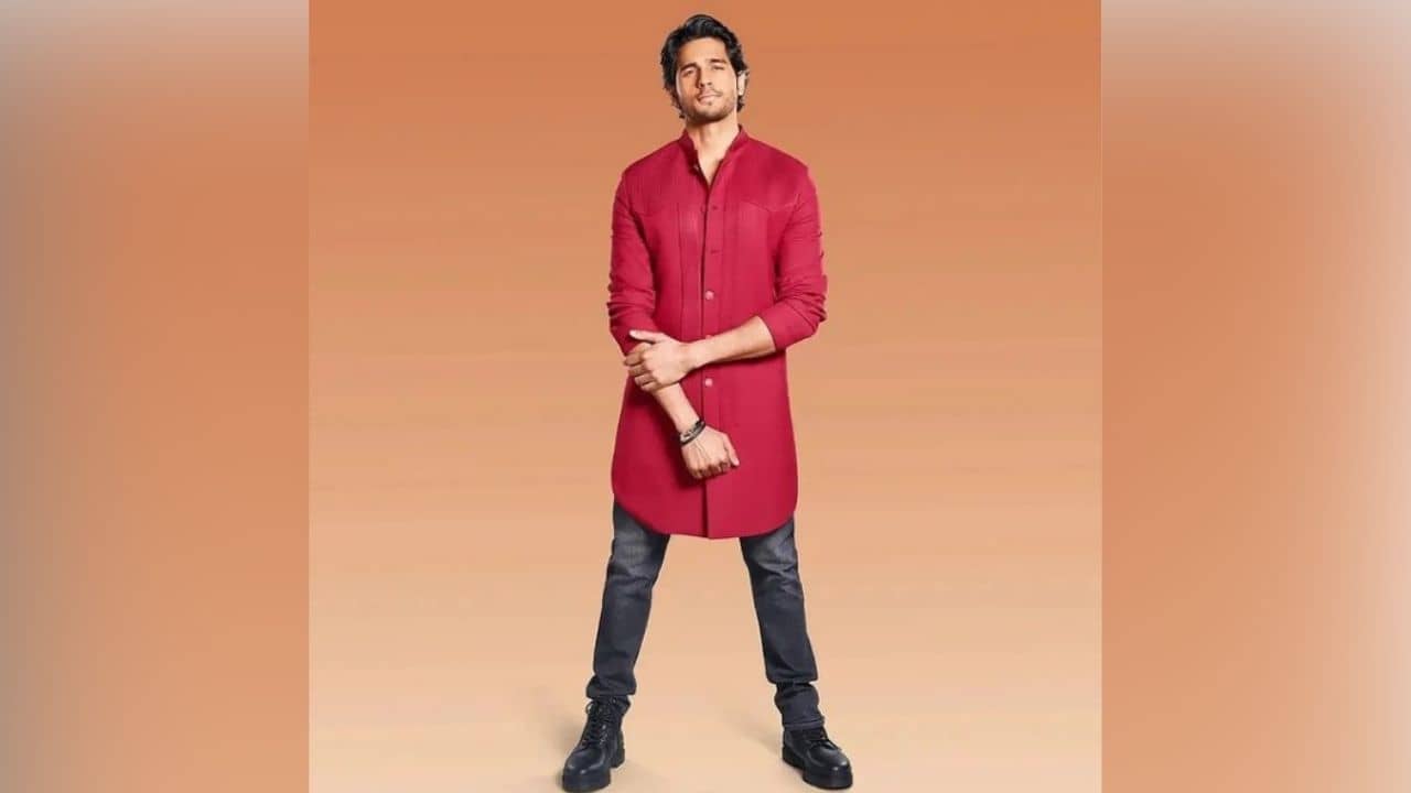 Sidharth Malhotra Fashion: উৎসবের মরসুমে শেহনশার এই লুকে ক্রাশ খাচ্ছেন অনেকেই! মেরুন কুর্তায় স্টাইল স্টেটমেন্ট বজায় রাখলেন সিদ্ধার্থ